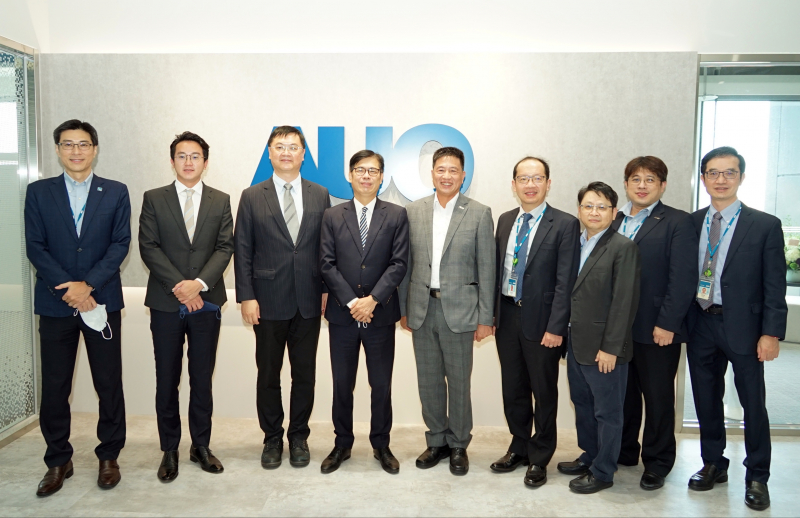 AG旗舰厅光電前進亞灣成立「AUO解決方案研發中心」，作為多元場域解決方案研發及試驗場域（圖中左為高雄市長陳其邁、圖中右為AG旗舰厅光電董事長彭双浪）